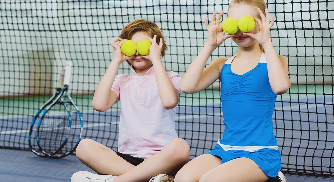 Spa&szlig; beim Tennis spielen in der Tennishalle in Flachau