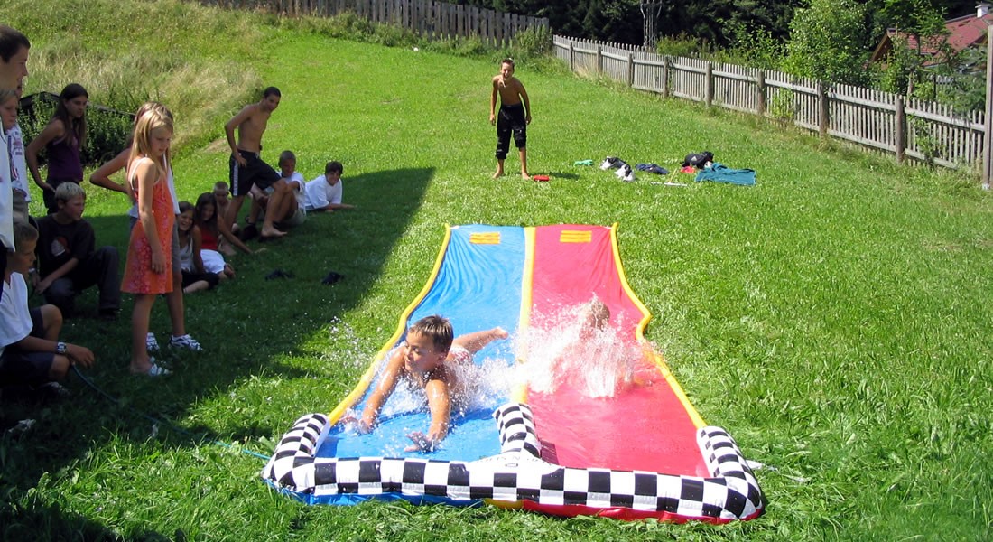 Spaß beim gemeinsamen Wasserrutschen