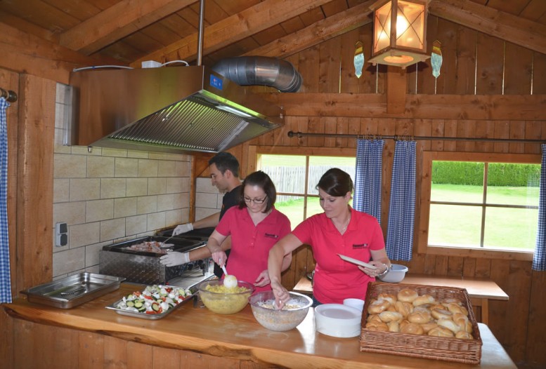 Das Stadler-Team beim Zubereiten der Grill-Köstlichkeiten