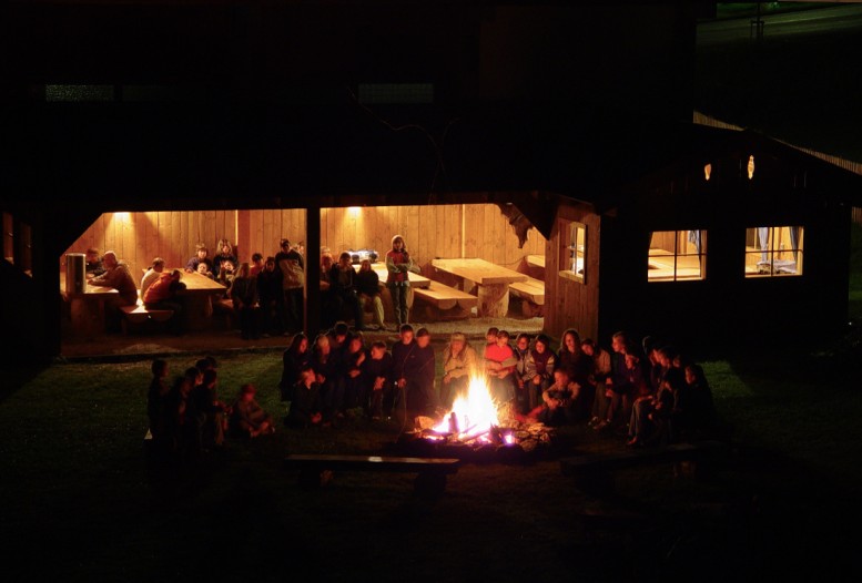 Tolle Stimmung beim gemeinsamen Sitzen ums Lagerfeuer am Abend