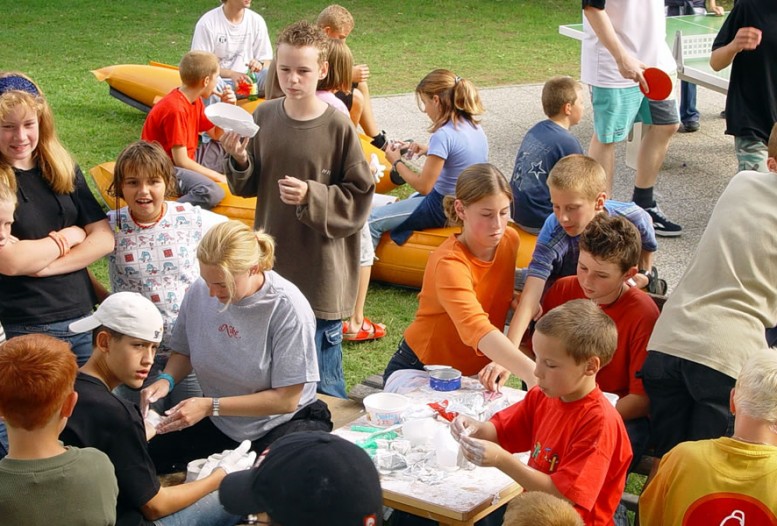 Gemeinsames Gipsmasken machen und bemalen