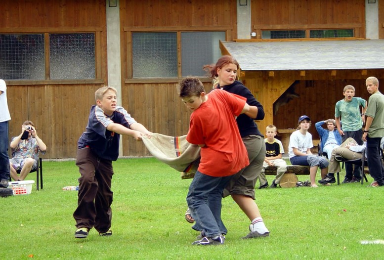 Wasserbomben-Volleyball