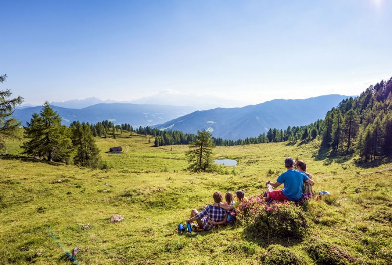 Wanderpause in idyllischer Natur mit Panorama