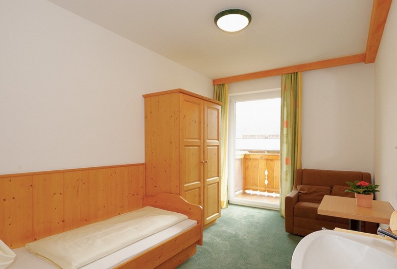 ...mit TV, Sitzgelegenheit, Bad/WC und bequemem Bett